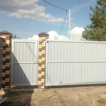 Откатные ворота металлические с боковой калиткой 3200x2400
